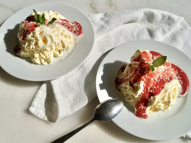 Spaghetti Ice Cream Sundae (Spaghettieis)